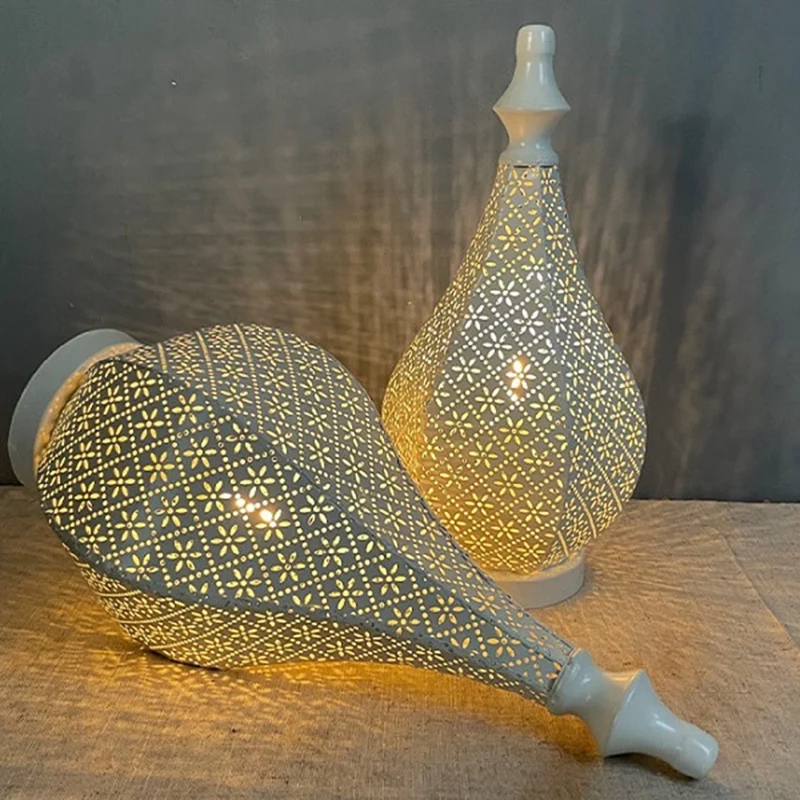 โคมไฟตั้งโต๊ะสไตล์โมร็อกโกโคมไฟตั้งโต๊ะโลหะแบตเตอรี่ขับเคลื่อนโคมไฟไร้สายพร้อมหลอดไฟนางฟ้าสําหรับห้องคริสต์มาส A