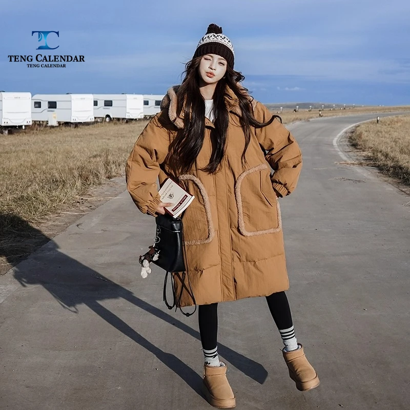 

Пуховик с капюшоном и принтом медведя в кафе, игривая теплая куртка средней длины, уменьшающая возраст, женская зима 2025, новый стиль