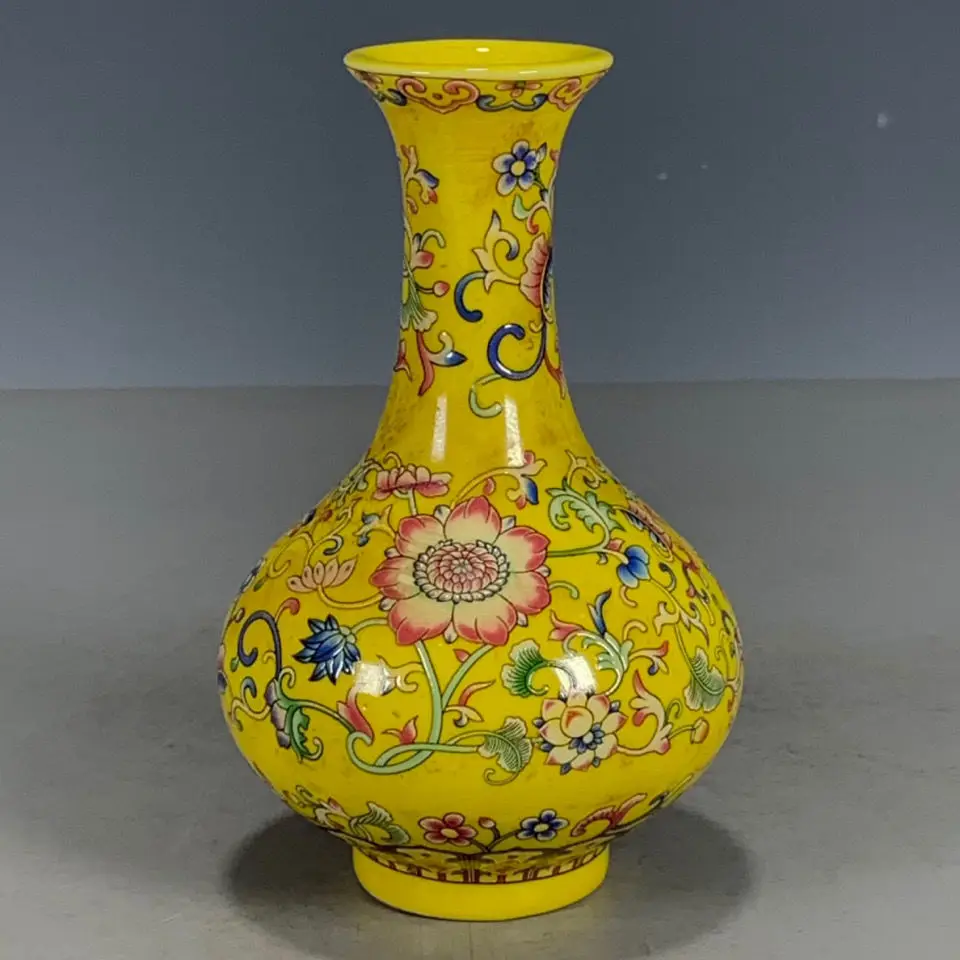 SGF antique old goods, ancient porcelain, Qing Dynasty Qianlong year-made twisted flower pastel vase