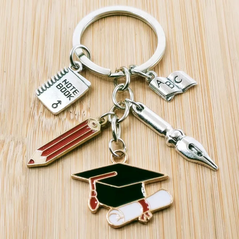 New fashion teacher student graduation ceremony keychain graduation certificate graduation souvenir hat class badge keychain