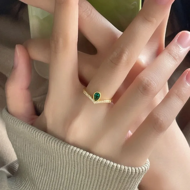 خاتم قطرة الماء الذهبي الرائع والأنيق من القرون الوسطى الفرنسية بتصميم متخصص أنيق وخفيف الوزن وحلقة على شكل حرف V فاخرة