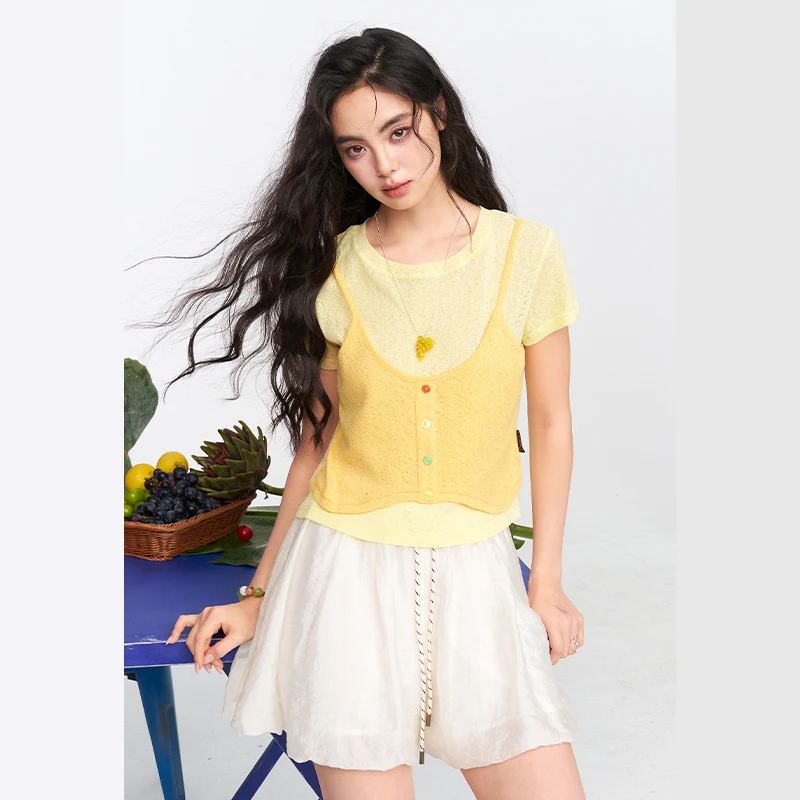 ELFSACK Women's Fake Two Piece Short Sleeve Tee with Button Front Knit Cami Overlay, Crew Neck Cropped Layered Top for Daily