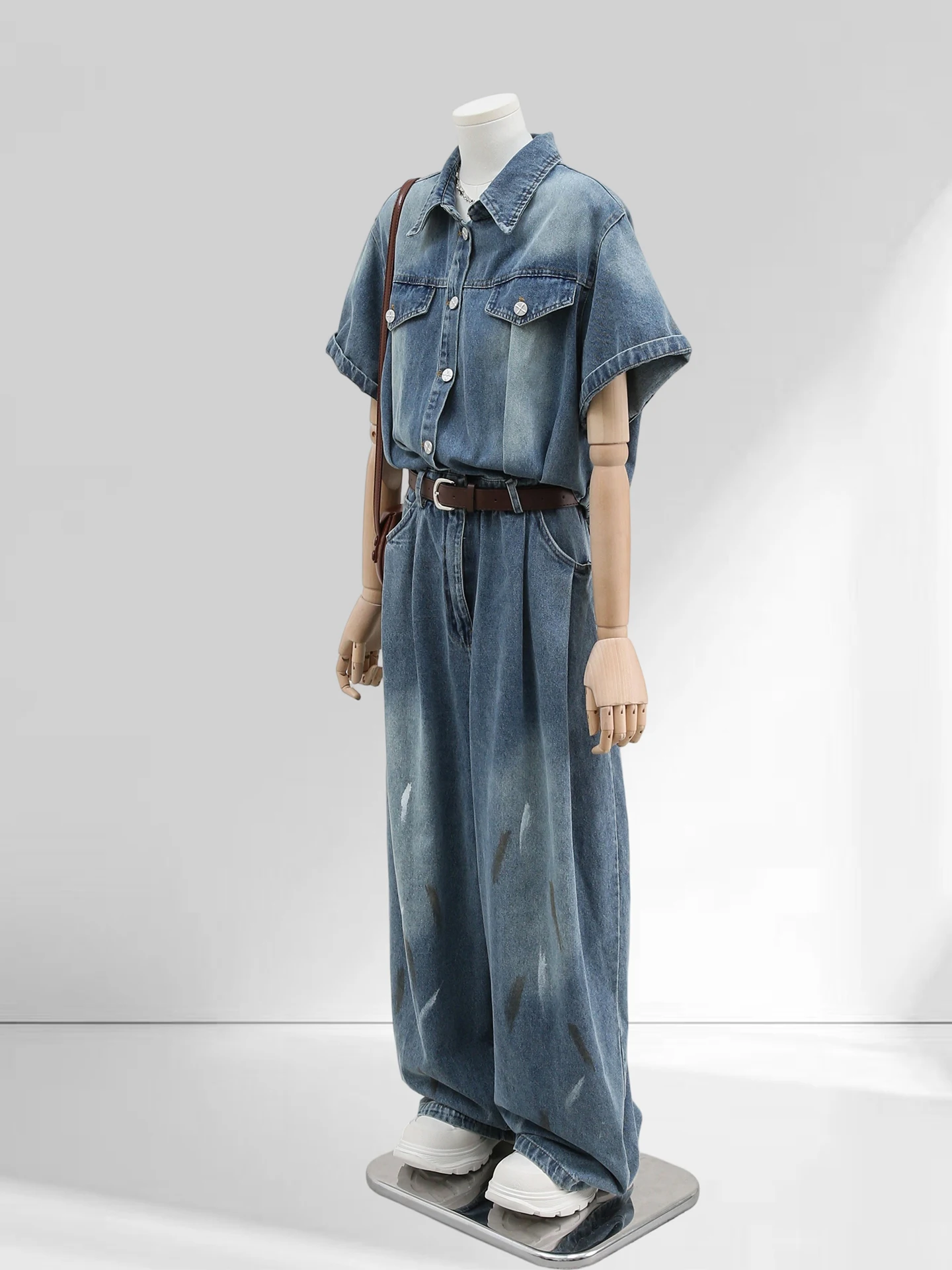 ชุดเดนิมสีน้ำเงินเข้มแบบจั๊มสูทสำหรับผู้หญิง ฤดูร้อน 2025 แฟชั่นทรงเข้ารูป เอวสูง กางเกงขายาวทรงกว้าง สไตล์เกาหลี เหมาะสำหรับใส่ไปทำงาน