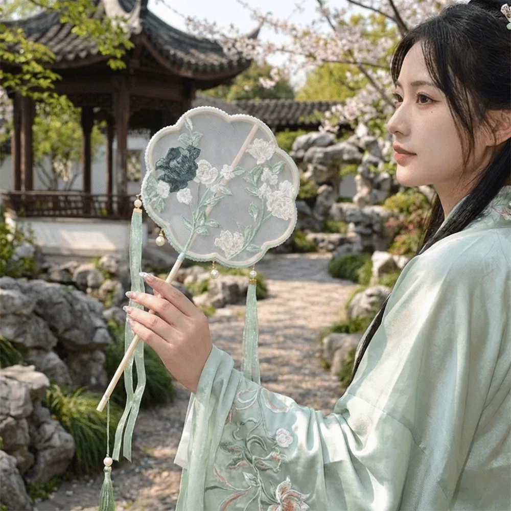 Vintage Handfächer im chinesischen Stil mit langem Griff und Quasten, runder Fächer mit dekorativem Blumenmuster, Seidenfächer für Tanz – Detail 10