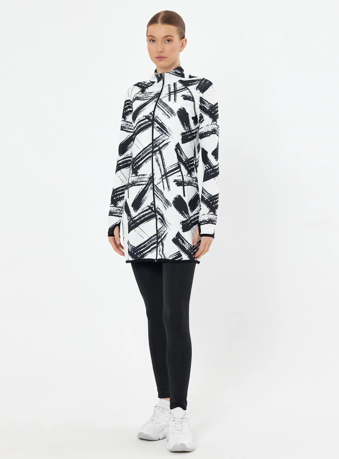 2-teiliger Damen-Sportanzug, lässige Laufjacke mit Stehkragen und Reißverschluss, locker und mittelgroß geschnitten, kombiniert mit schwarzen Leggings – Detail 6