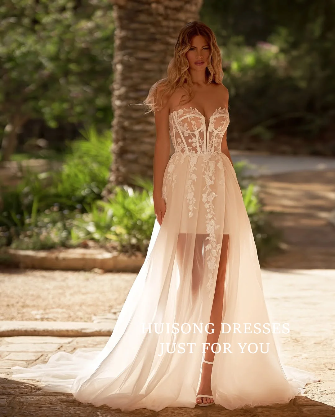 ชุดแต่งงาน HUISONG แบบสั่งตัดพิเศษ ประดับลูกไม้ ชุดเจ้าสาวแบบผ่าข้าง แขนกุด คอวีทรงหวาน ทรงเอไลน์ สไตล์โบฮีเมียน