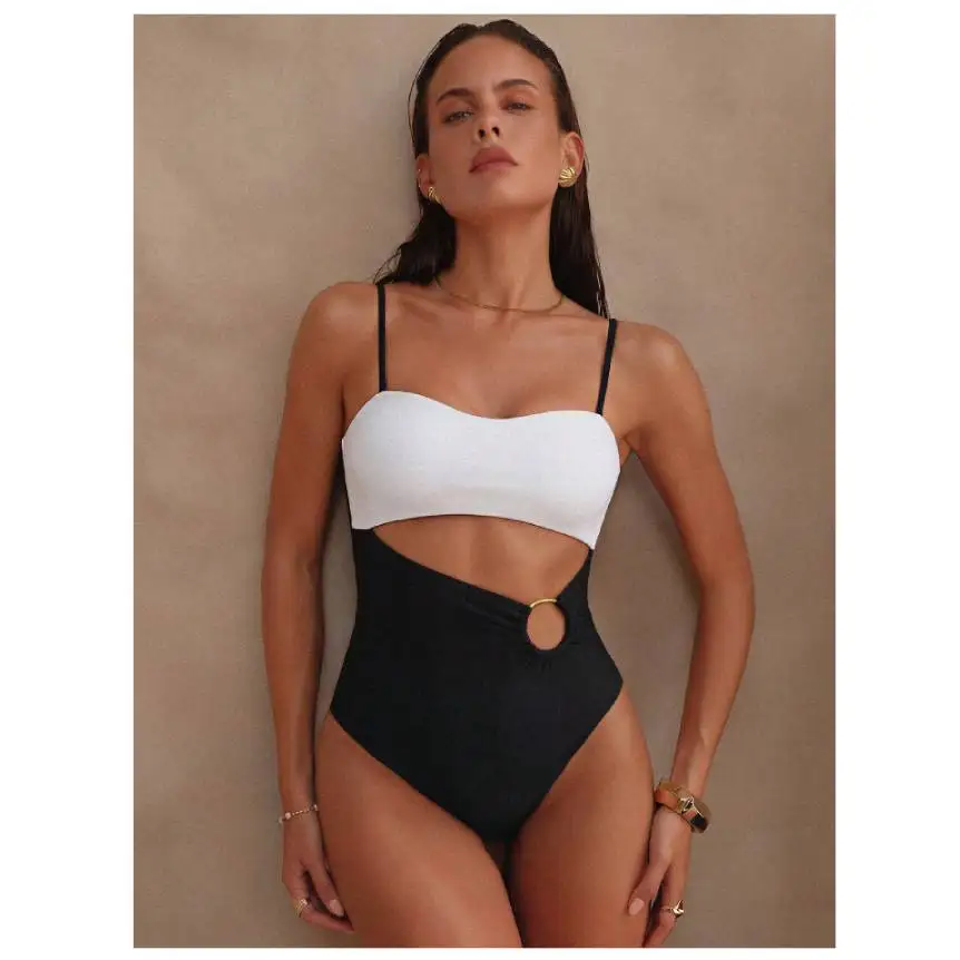 

Женский слитный купальник Cikini с контрастными черно-белыми вставками, металлическим кольцом и плиссировкой