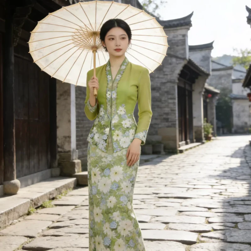 

Одежда Little Nyonya: армейская зеленая рубашка с цветочной вышивкой, утягивающая талию, и юбка-обертка на бедрах