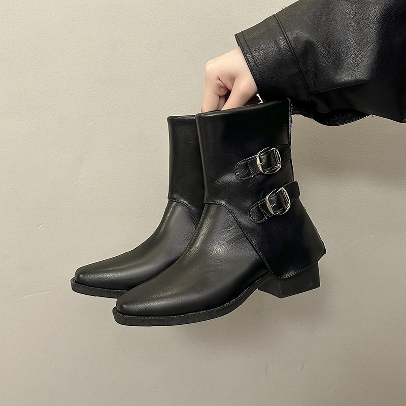 أحذية بمقدمة مربعة 2025 شتاء جديد بإبزيم حزام مقاوم للماء ومضاد للانزلاق ونعل ناعم أحذية كعب