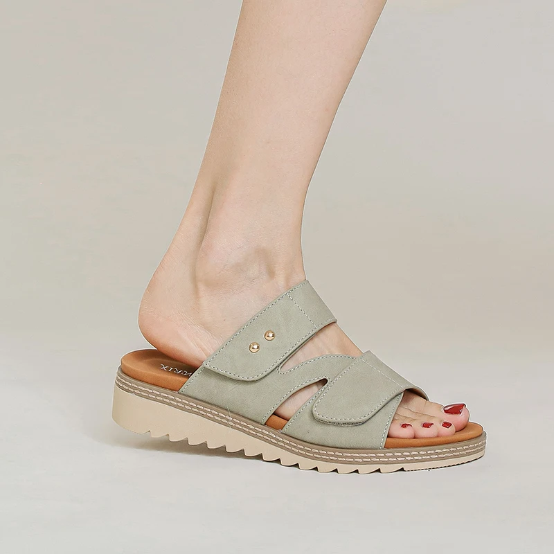 

Новые модные женские тапочки с толстой подошвой и застежкой на липучке, удобные, элегантные, универсальные, нескользящие, пляжные сандалии для отдыха.