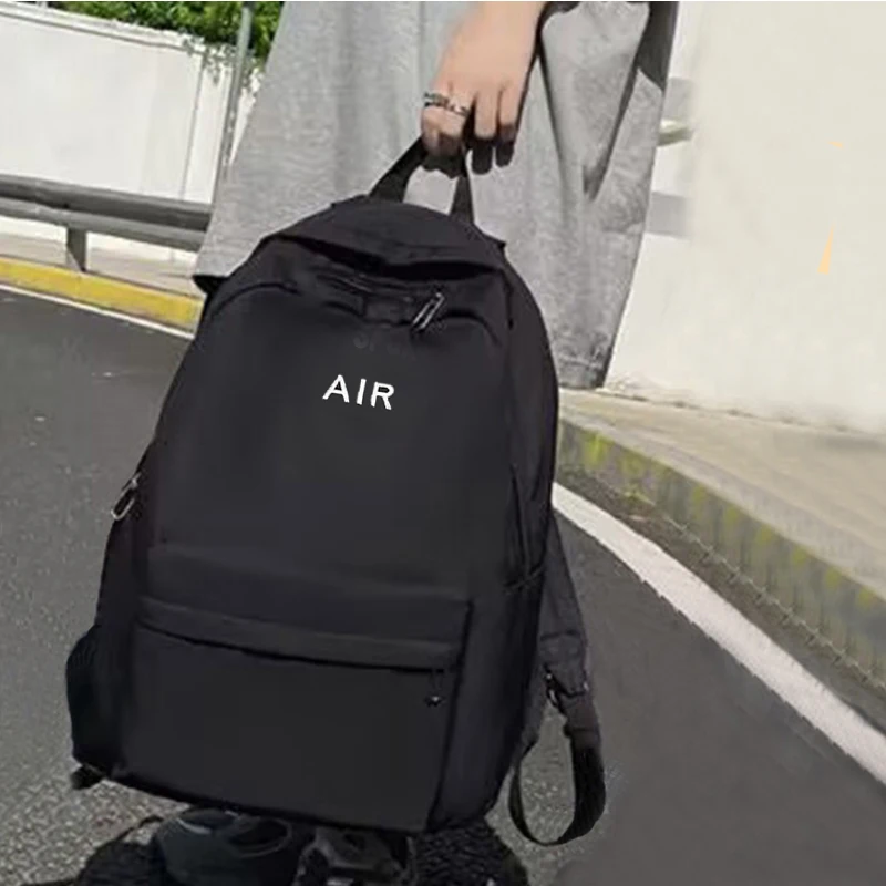 حقيبة ظهر ذات طراز محايد للرجال والنساء، مناسبة للسفر والاستخدام المدرسي. مع تصميم مطبوع عليه حروف.