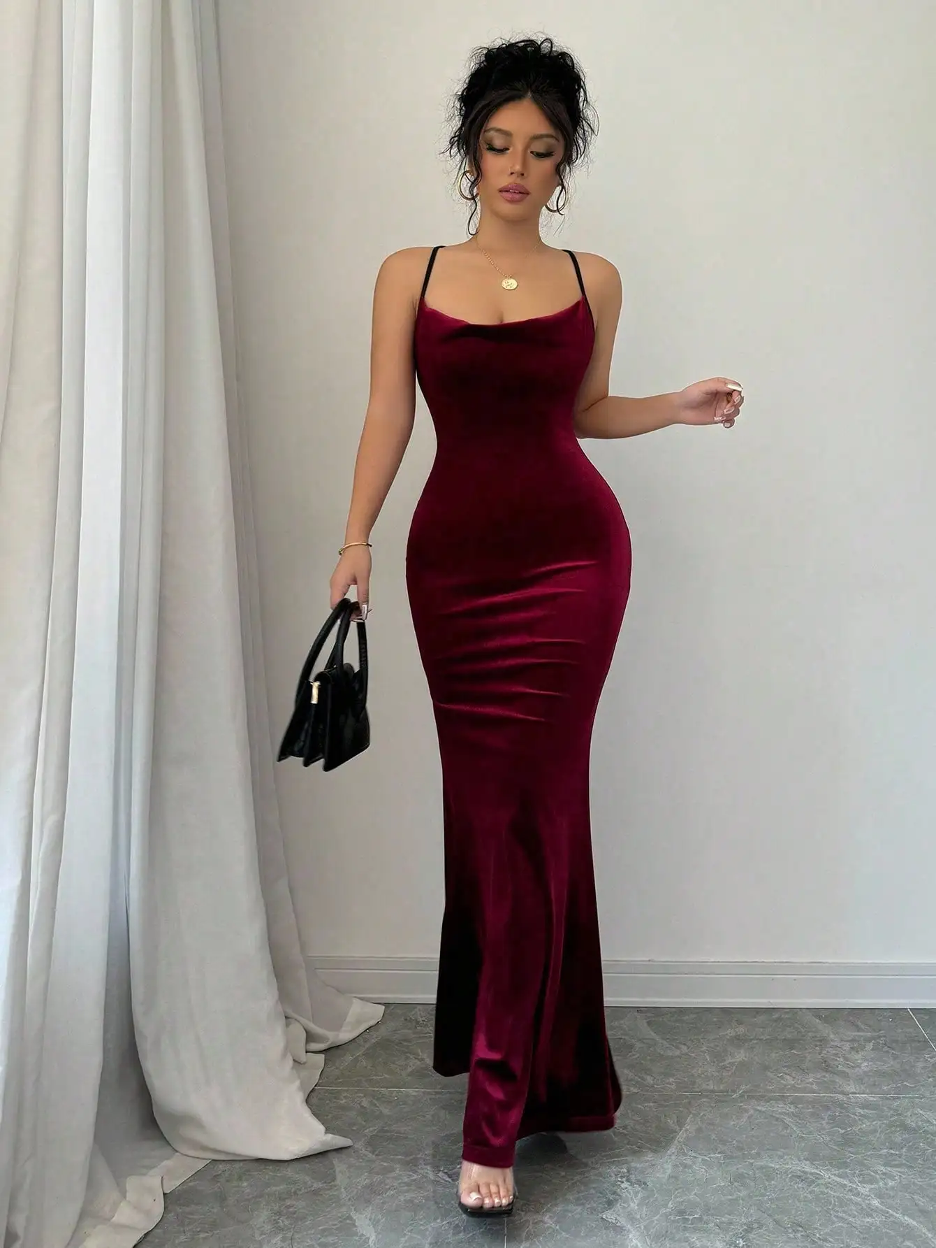 

Бордовое бархатное платье макси на тонких бретелях с квадратным вырезом