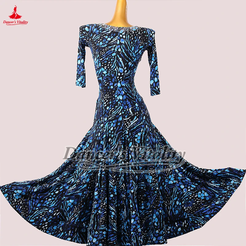 Walzerblaues Muster, halbe Ärmel, Kleider für Damen, maßgeschneidertes Foxtrot-Quickstep-Training und Perform-Outfit, inklusive Brustpolster