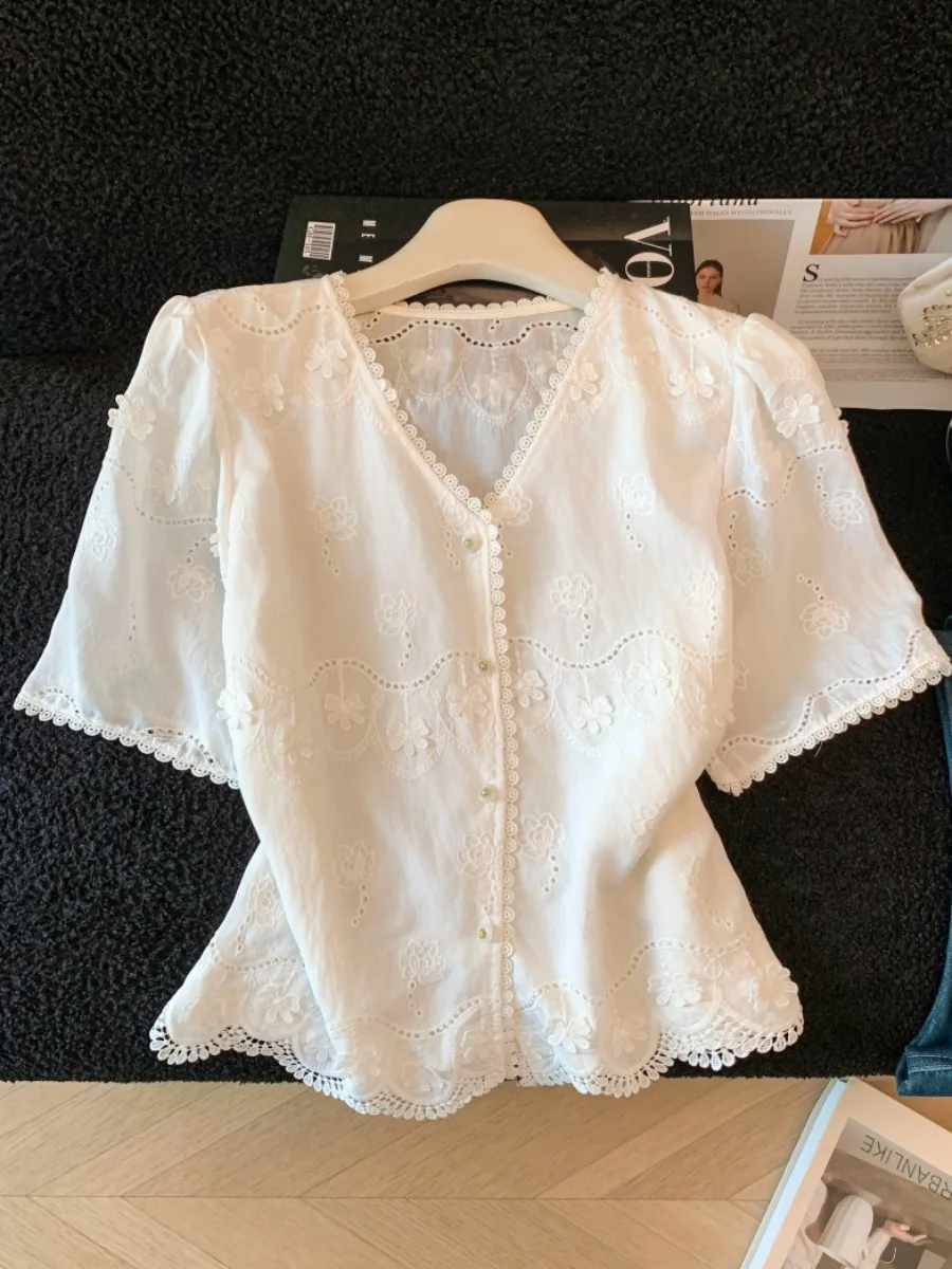 

Новая летняя женская блузка с V-образным вырезом, вышивкой, коротким рукавом, однотонная, на одной пуговице, с кружевными цветами