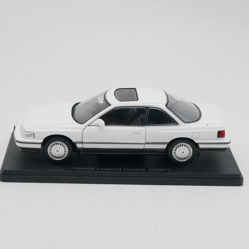 Ixo 1:24 Skala Diecast Alloy Honda Legend Coupe 1987 Zabawki Samochody Model Klasyka Nostalgia Prezenty dla dorosłych Pamiątka Statyczny wyświetlacz