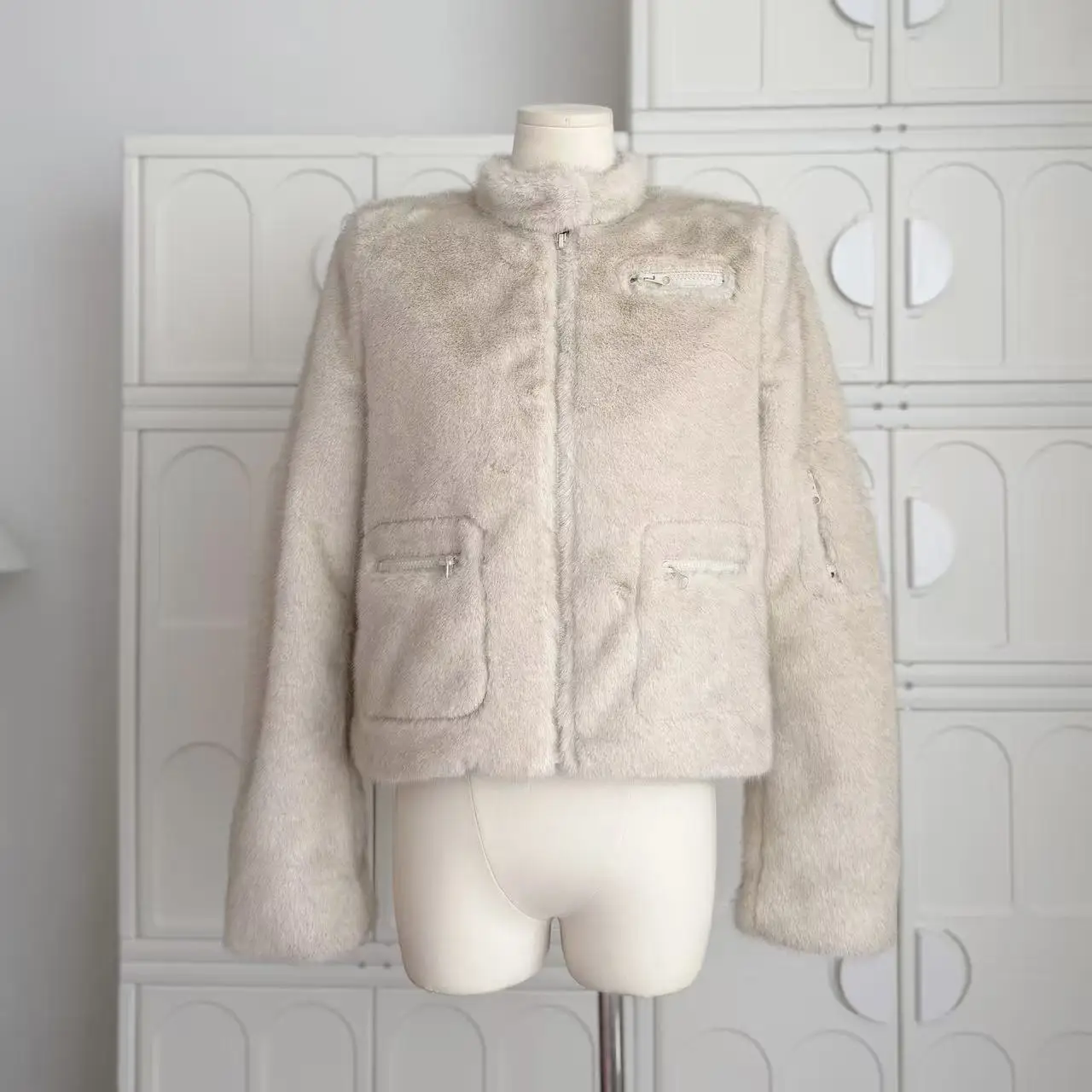 المرأة أنيقة الياقة المدورة طويلة الأكمام فو المنك الشعر معطف قصير سيدة الخريف الشتاء زمم فو الفراء قصيرة أبلى