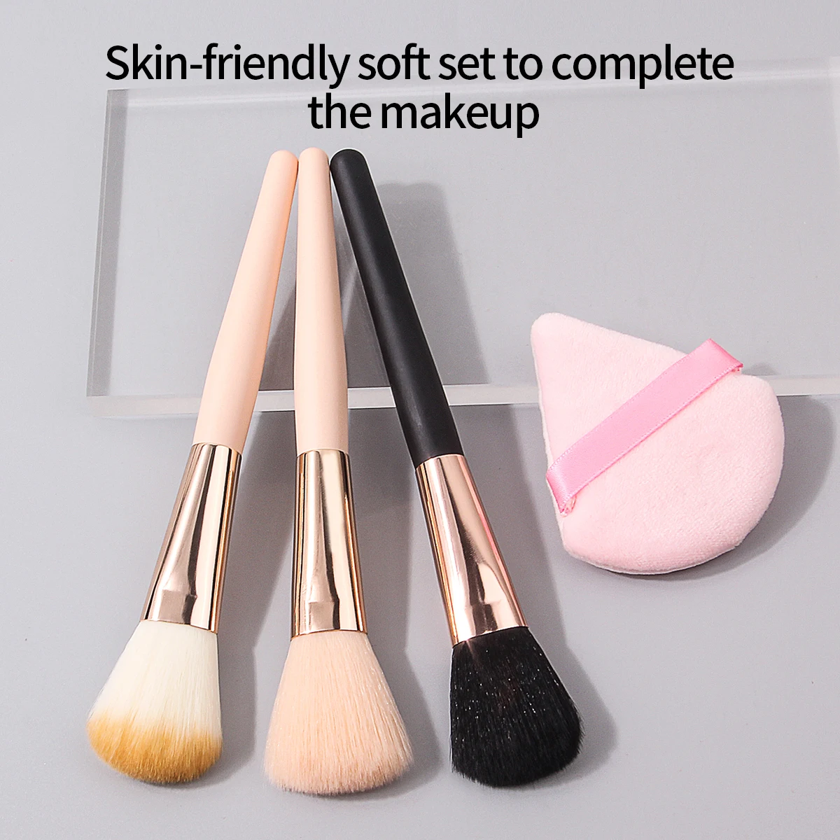 مجموعة فرش مكياج ناعمة مكونة من 4 قطع، فرشاة بودرة سائبة، فرشاة أحمر الخدود، فرشاة مكياج الوجه متعددة الوظائف + نفخة مسحوق مثلثة