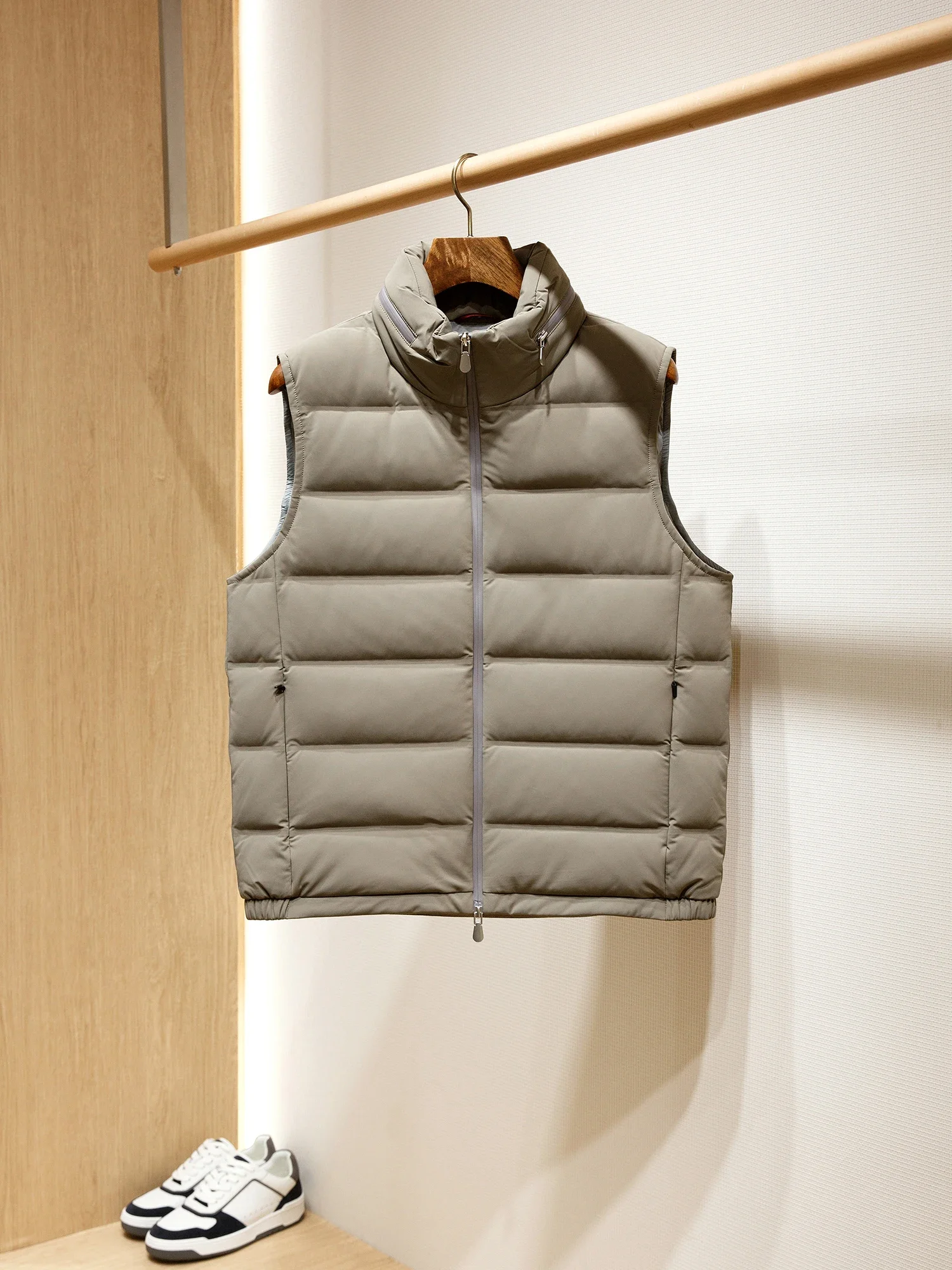 Cold-resistant coated nylon heat-sealed 90 white goose down stand-up collar down vest jacket