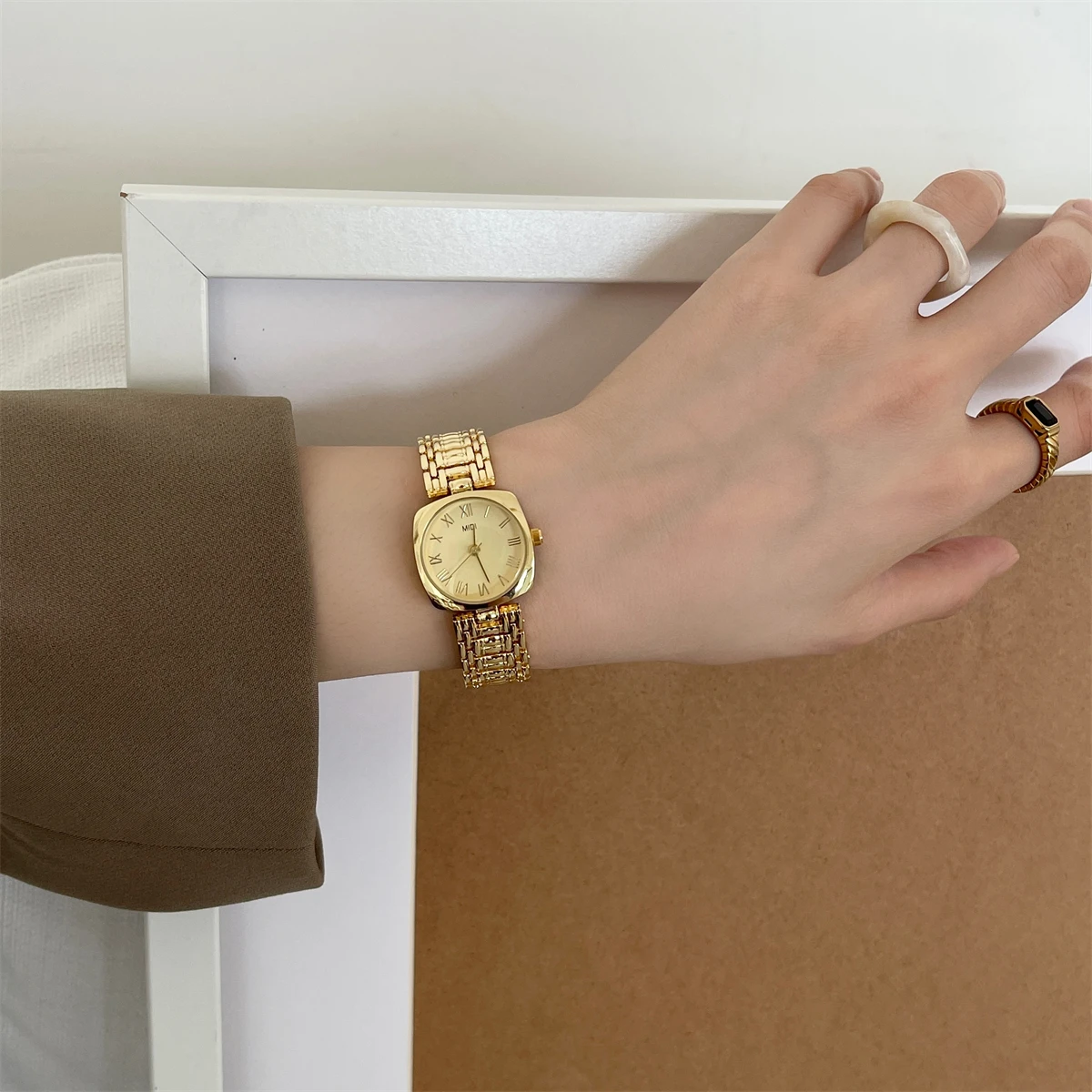 Retro escala romana quadrado pequeno mostrador pulseira de aço relógio para mulher high-end luz luxo pequeno relógio de ouro original