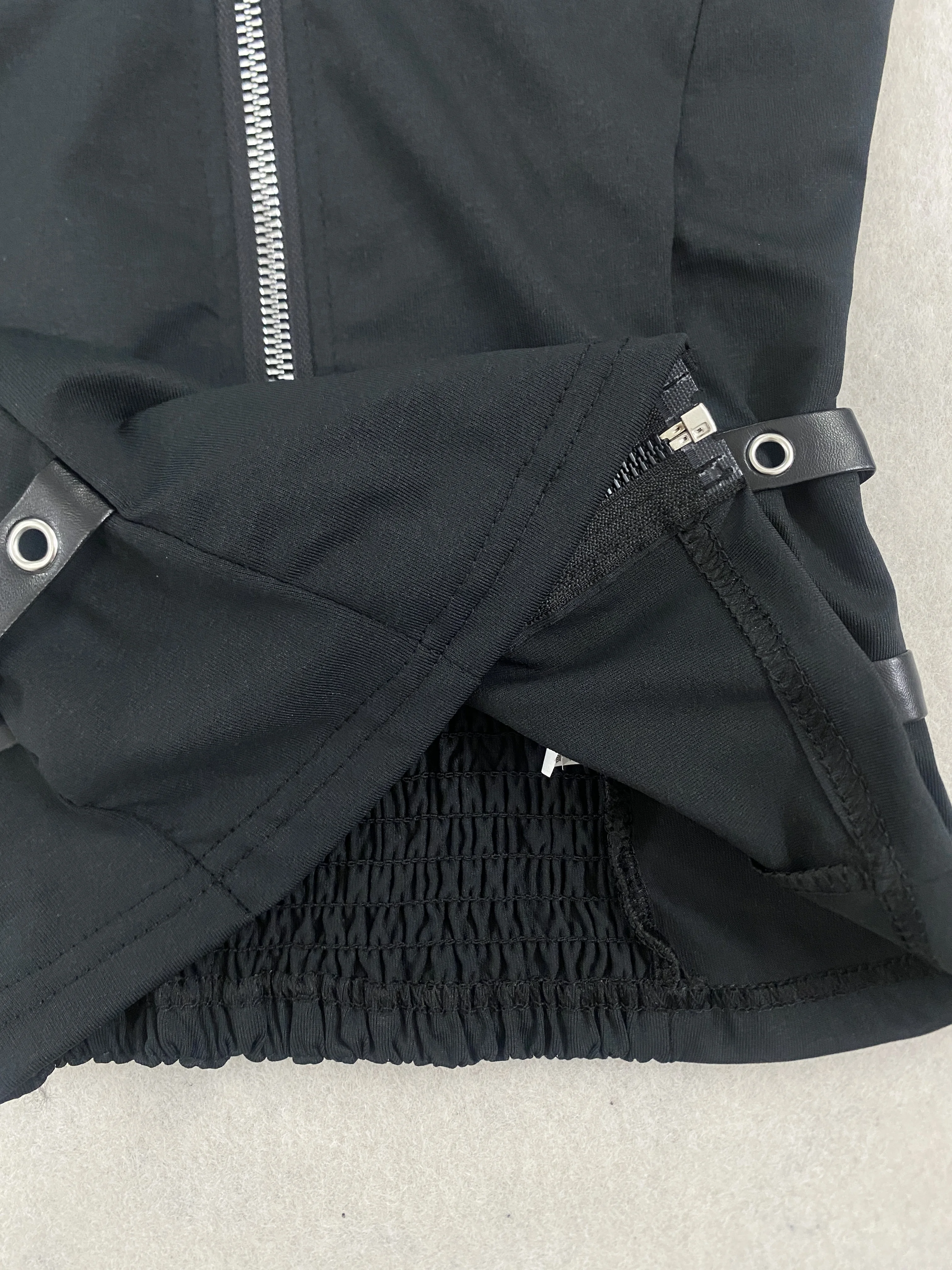 Damen Crop-Weste mit Reißverschluss und Reverskragen, Metallnieten-Seitenschnalle, Ärmellos, Slim Fit, Gothic Punk Y2K Streetwear Alt Clubwear Top – Detail 8