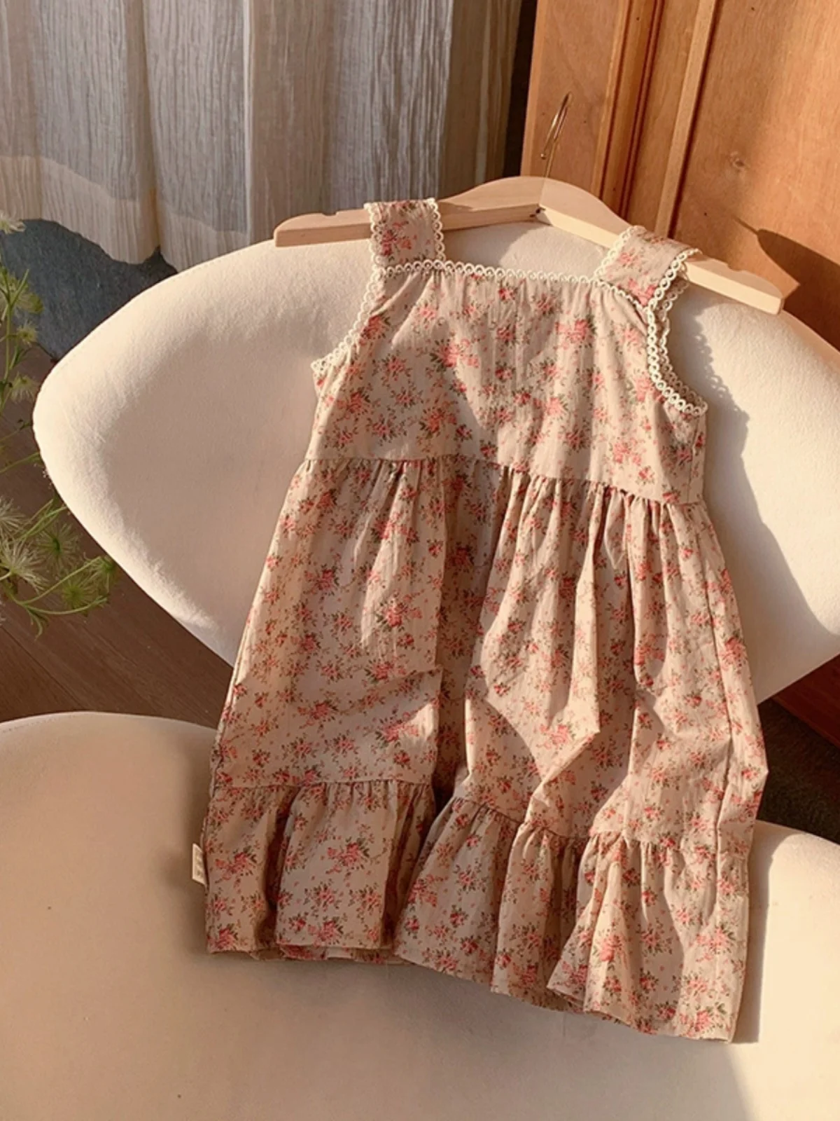 ファイオナブルな花柄レースのトリムが付いた、小さな女の子向けの2024年夏の新作韓国風スリムベストスカート、女の子の服