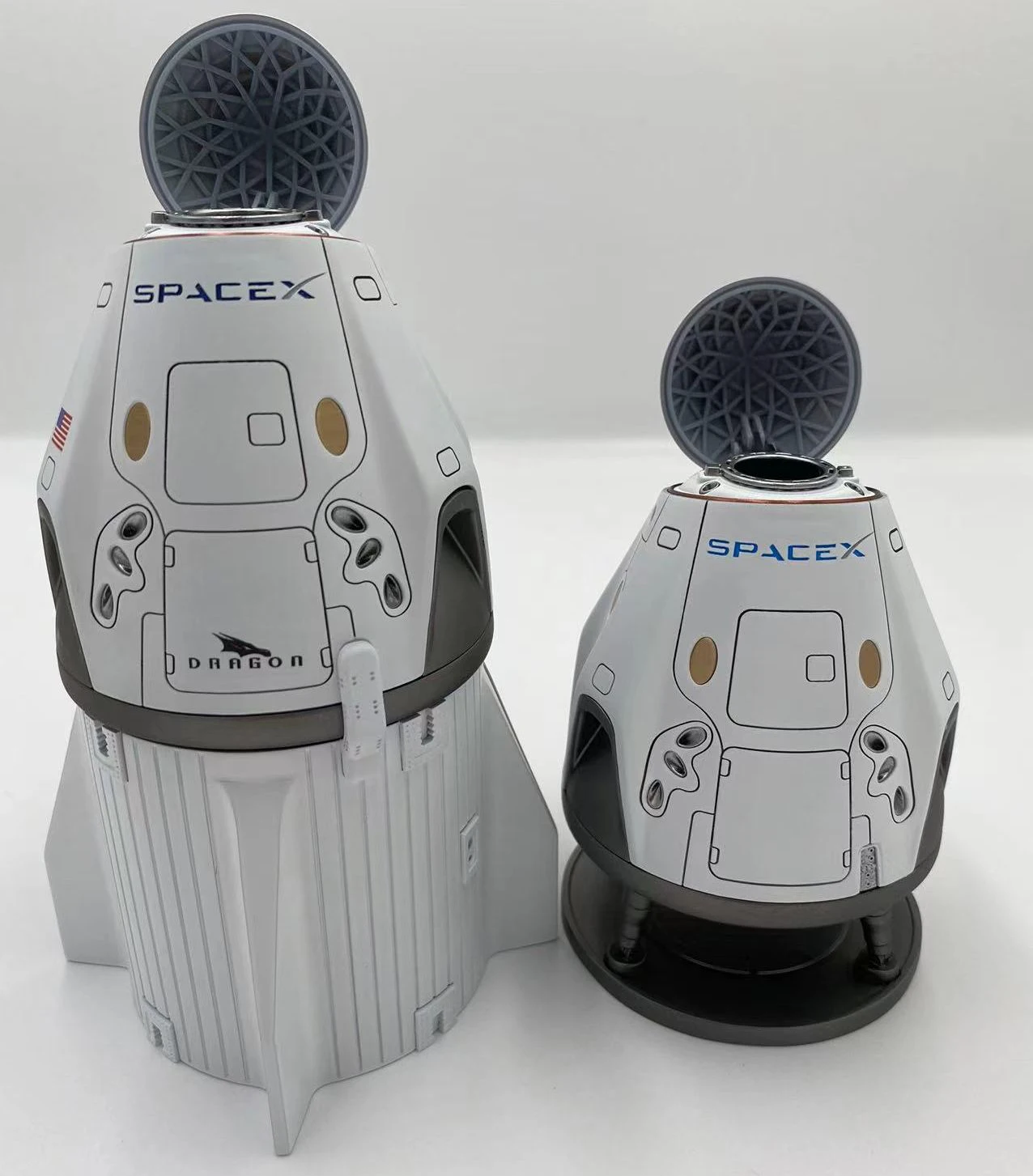 SpaceX Model Starship Rocket CrewDragon Can Open the Front Cover with Seat Non-pressurized Cabin Handmade Art Version Gift