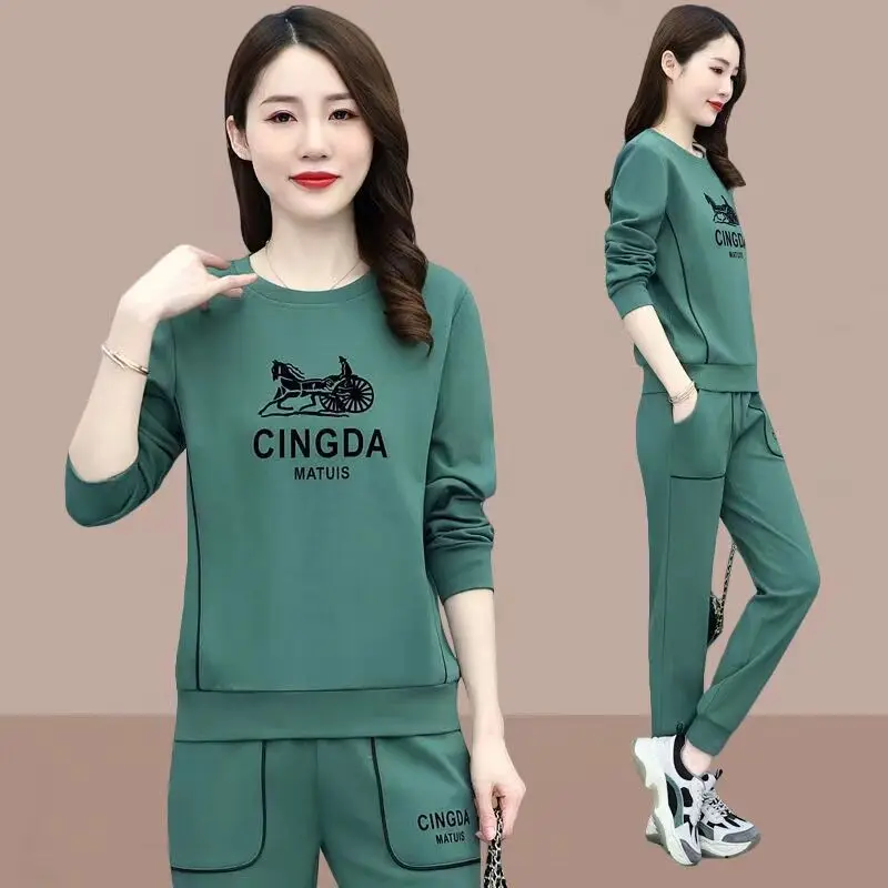 

Весенне-осенний модный спортивный костюм-двойка 2026 года для женщин: свитшот с длинным рукавом и надписью, большие размеры, антивозрастной трендовый дизайн