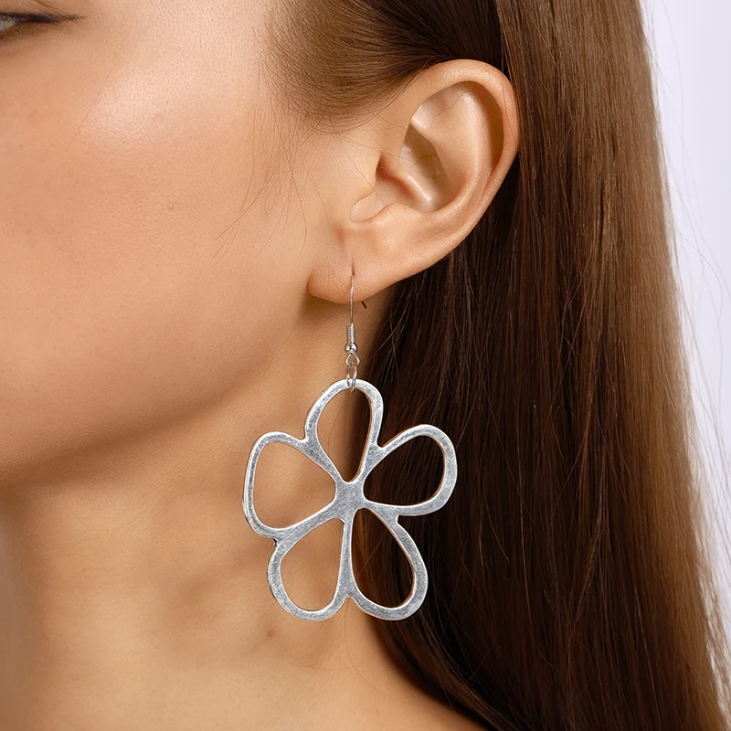 Übertriebene Metall-Ohrringe mit Großen Hohlen Blumen für Damen und Mädchen, Party- und Festival-Schmuck, Geschenke – Detail 1