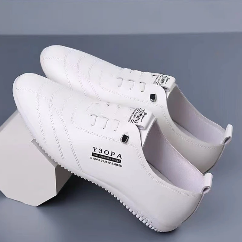 

Белые мужские лоферы 2025 года. Удобная повседневная кожаная обувь на мягкой подошве. Дышащая нескользящая обувь для вождения туфли Мужские.