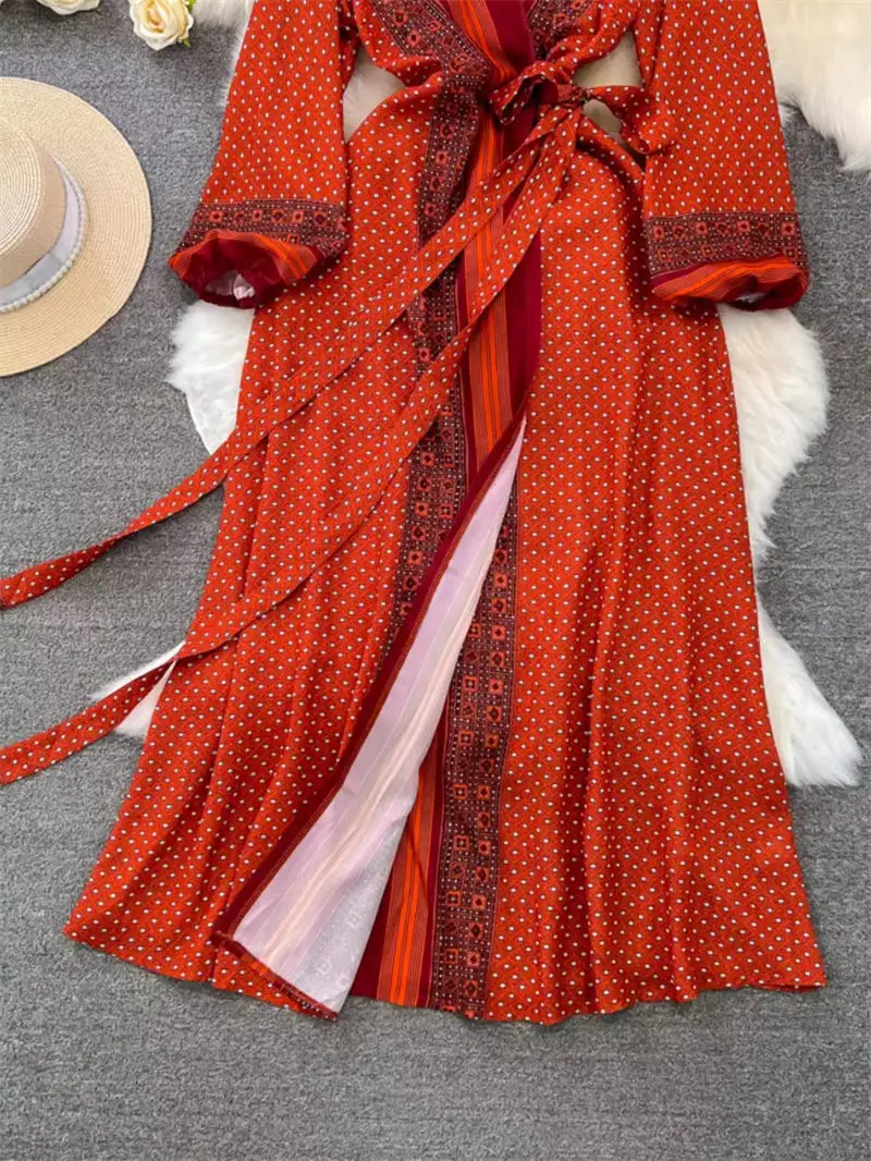 Modische Wüste rot exotisches Kleid für Frauen Frühling Sommer rot schlank V-Ausschnitt A-Linie gedruckt Strand urlaub langes Kleid z4514