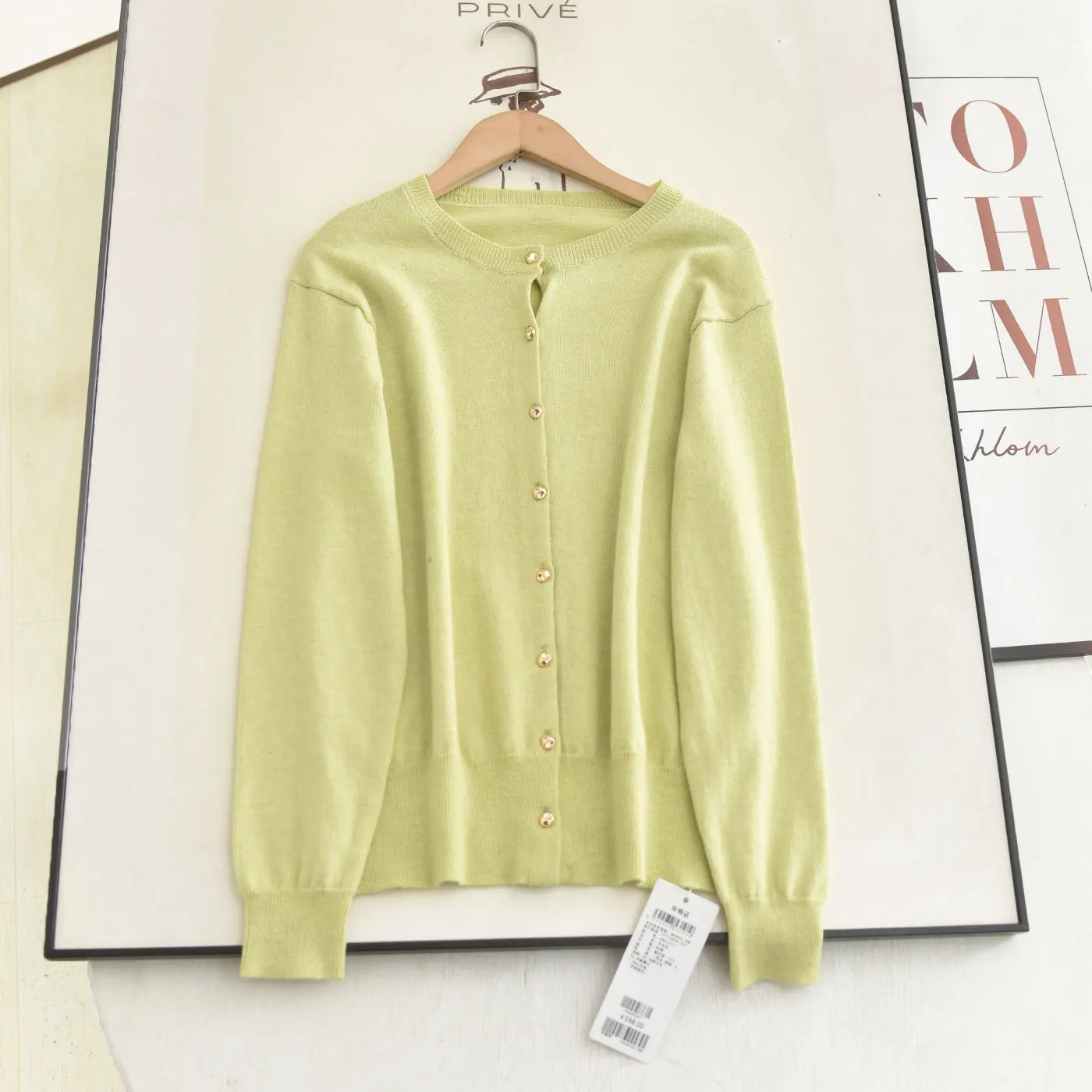 

Элегантный зеленый вязаный кардиган с круглым вырезом на одной пуговице, женский свитер в повседневном стиле, весна 2026, модный, стройнящий силуэт