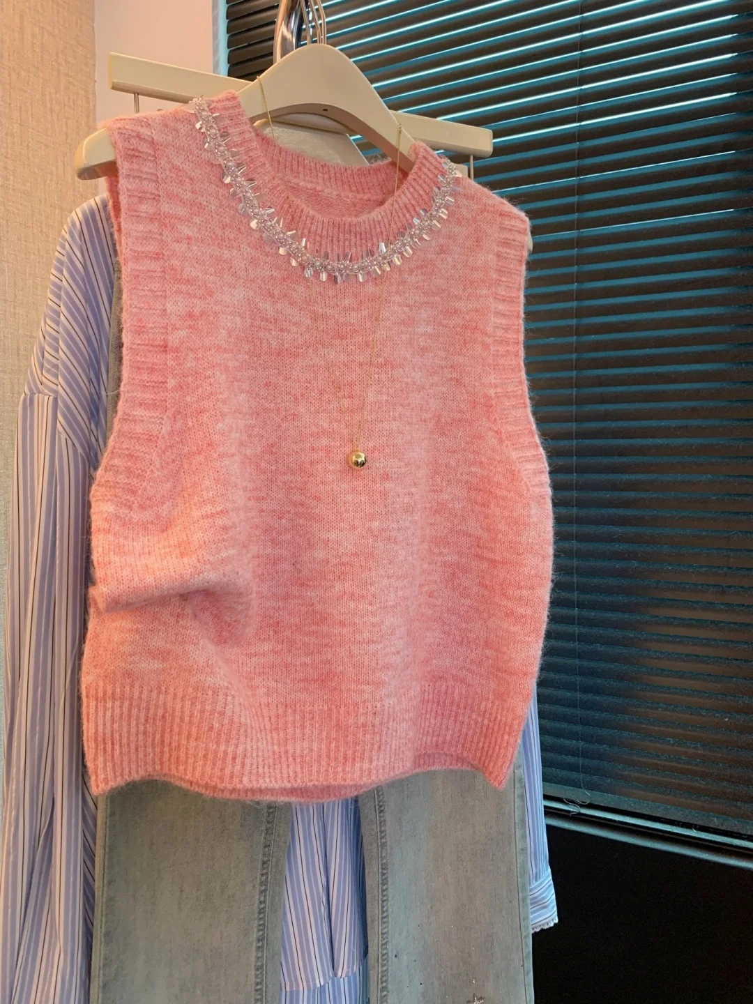 

Мягкий уютный розовый вязаный жилет с пайетками для многослойного образа, модный женский топ из полиэфирного волокна для ранней осени...