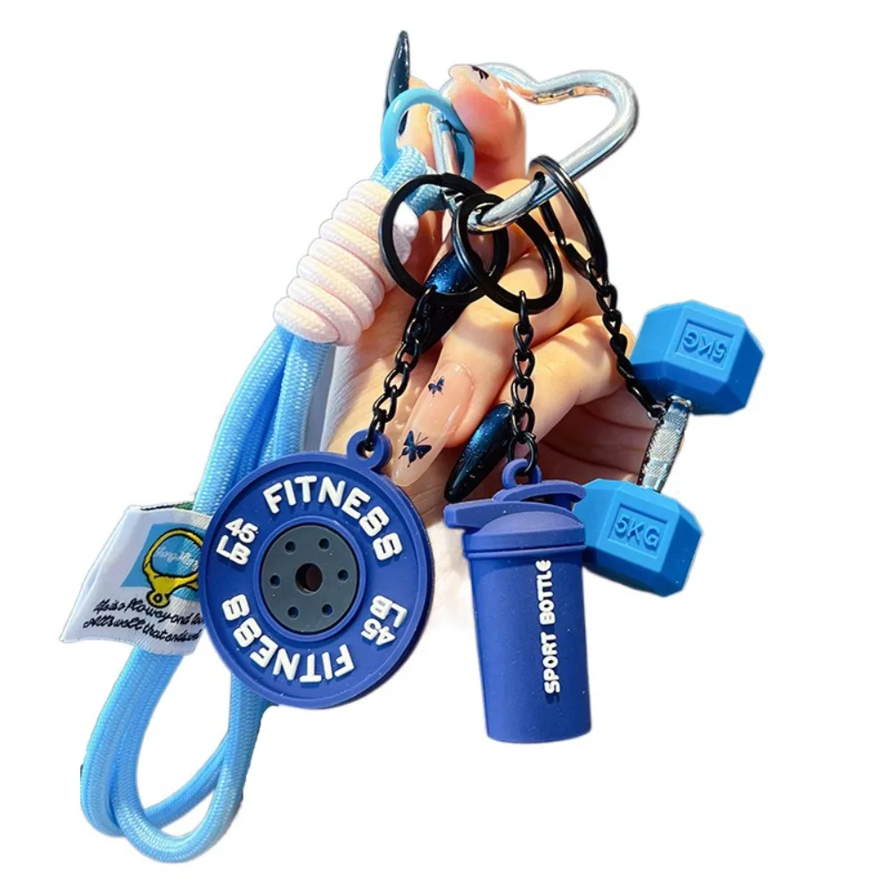 Llavero con diseño de discos de pesas, pesas rusas y mancuernas de simulación creativa, con forma de hebilla de corazón, colgante de la serie Fitness Mini de moda