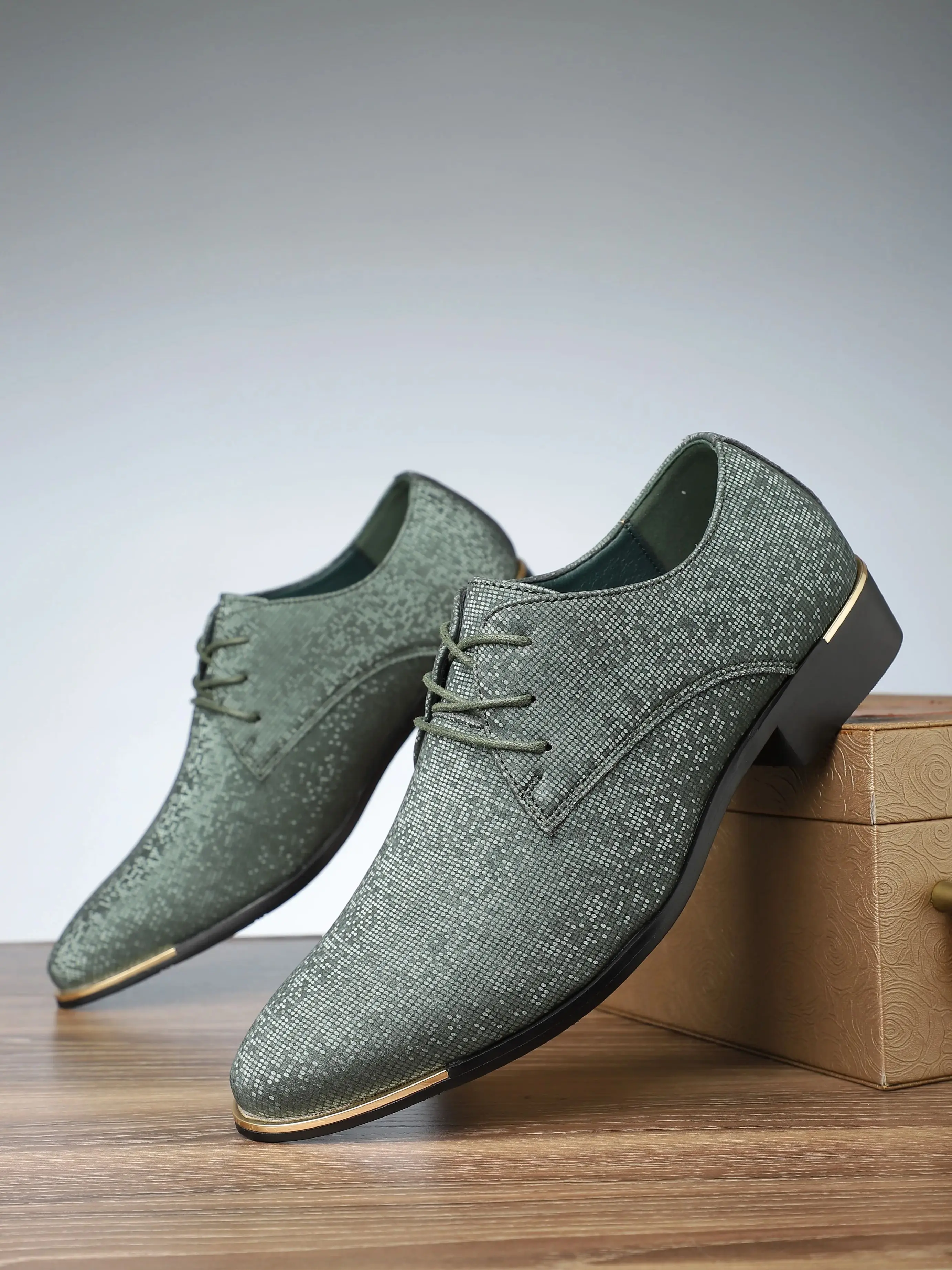 

Металлические туфли с блеском цвета шалфейной зелени на шнуровке: элитная официальная обувь для современных джентльменов