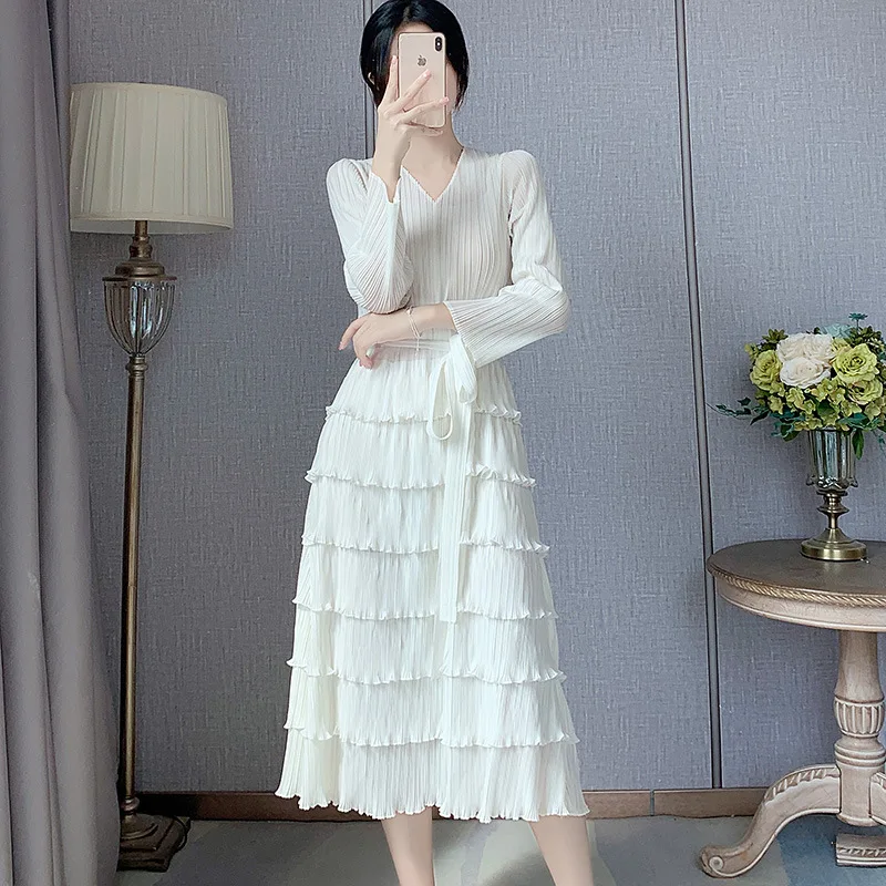 

MiyakeElegant, Comfortable, Leisure, High End Fashion Cake Dress for Women's 2024 Summer New V-neck Pleated Tassel Dress