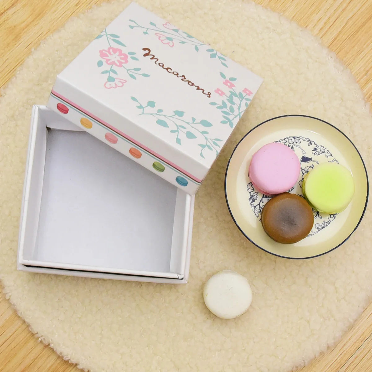 Macarons en Miniatura de Resina 1:6 (4 Piezas, Incluye Bandeja de Hierro) Aptos para Accesorios de Comida para Mini Casas
