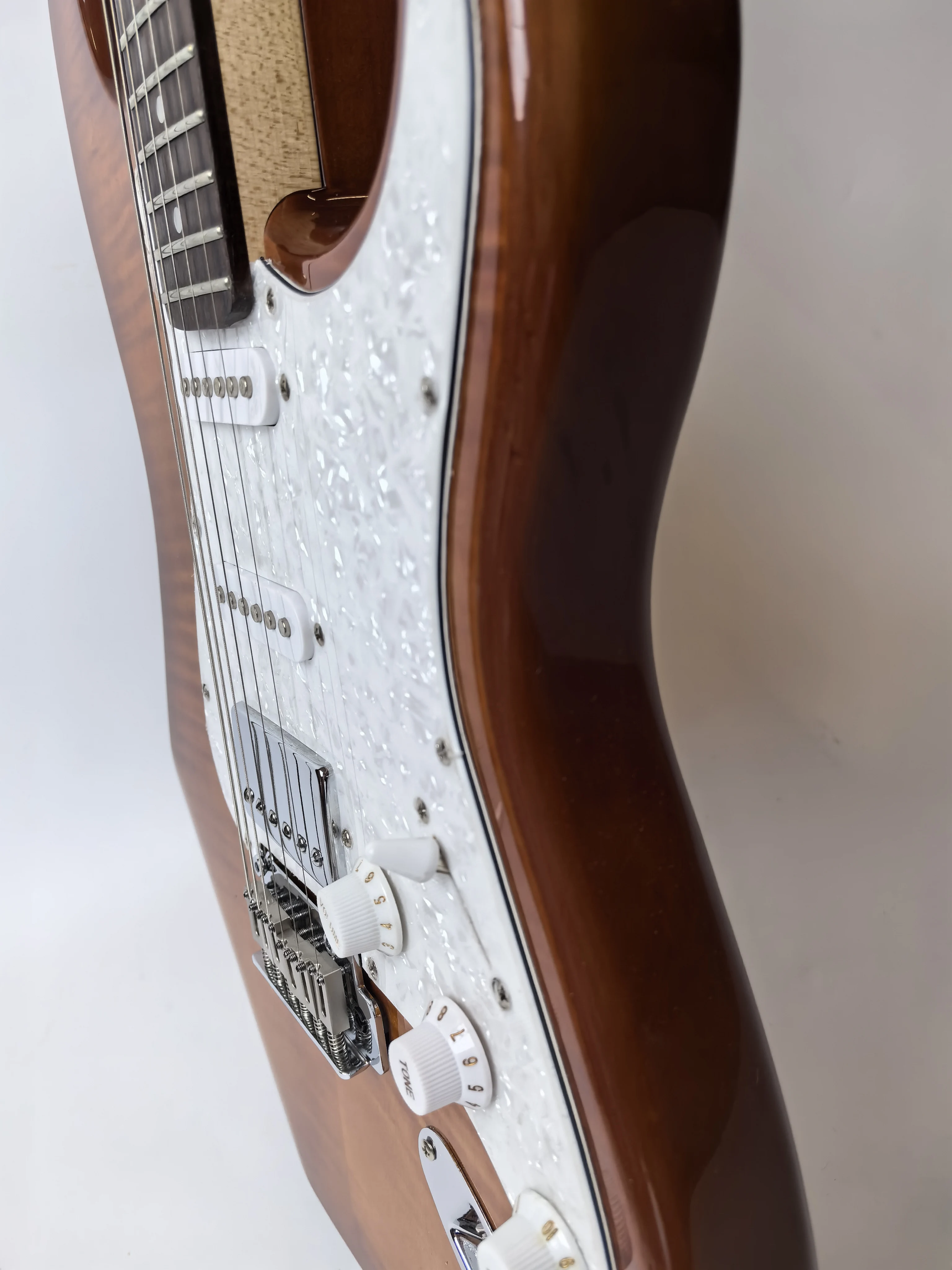 بني مع وسادات بيضاء، شرابات مستديرة الرأس، قشرة خشب القيقب، قاطعة مع حزام استقبال، وزر سلسلة. متوفر في المخزون.