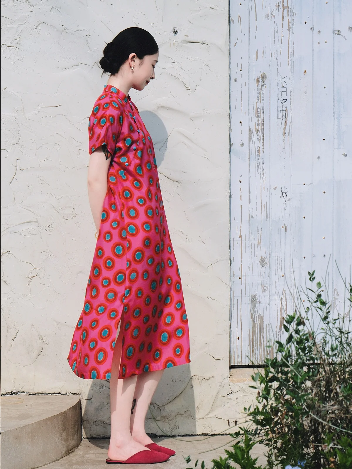 

Летнее повседневное шелковое платье А-силуэта с круглым вырезом и коротким рукавом, облегающее, с принтом в горошек, не слишком обтягивающее, не слишком свободное.