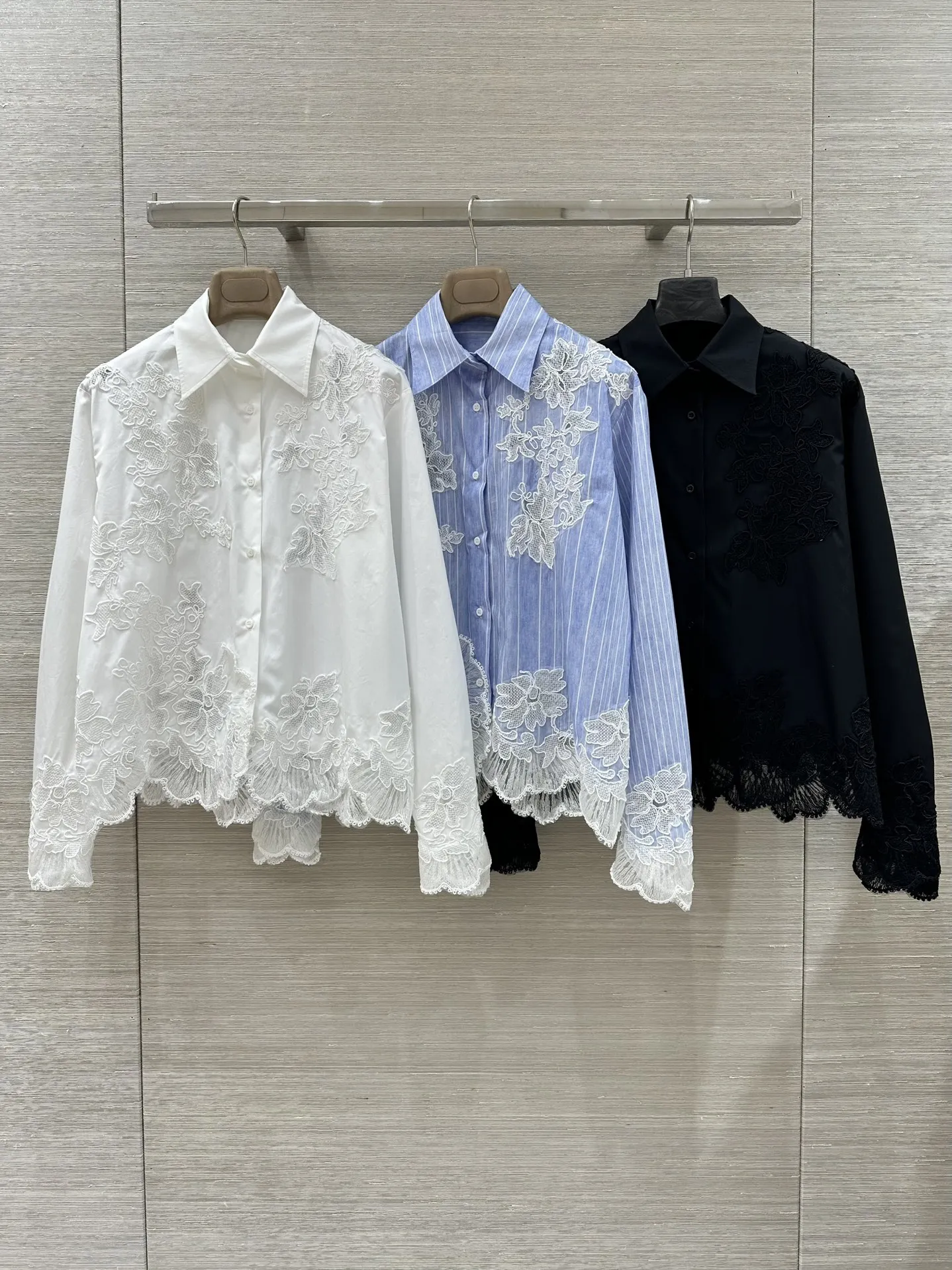 

Женская блузка с 3D-вышивкой цветов, ранняя весна 2026, с отложным воротником, на одной пуговице, с длинным рукавом, 3 цвета, элегантная, из хлопка