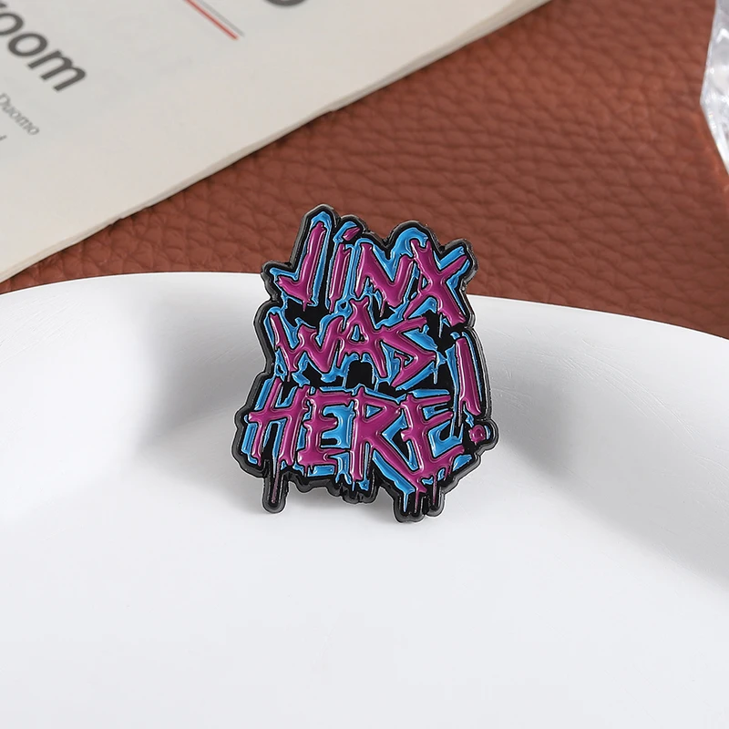 Arcane Jinx Was Here Emaille-Anstecknadeln, cooles Spiel, Zitate, Slogan, Broschen, Abzeichen, Anstecknadel, Punk-Accessoires, Geschenk für Freunde