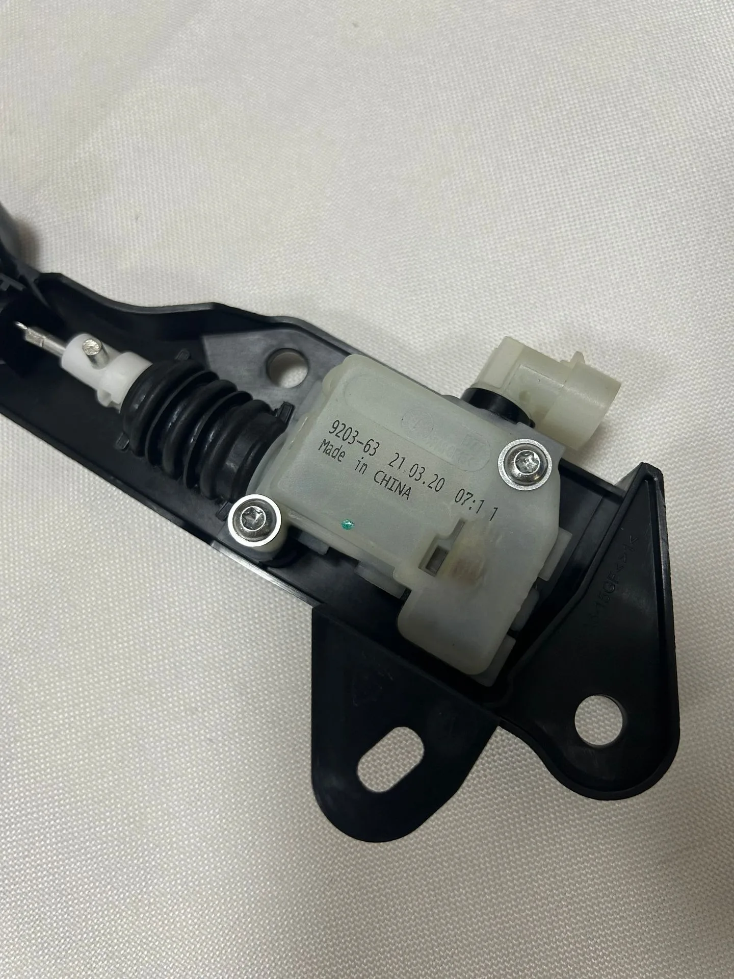 Premium Frontklappen-Zweitverriegelungsaktuator Langlebige Autoteile für Tesla Model 3 2017-2023 1098789-00-D 1098790-00-D – Detail 6