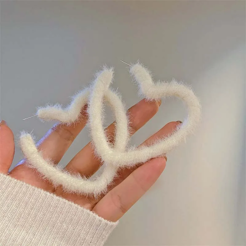 Korean Sweet White Plush Heart Hoop Earrings for Women Exaggerated Flocking C-Shaped Earrings Wedding Party Jewelry Gift