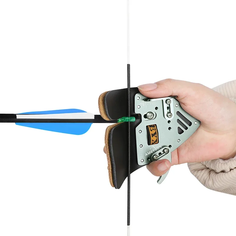 Protezione per le dita per tiro con l\'arco S/M/L/XL protezione per le dita Bowstring Pad in pelle bovina in lega di alluminio per accessori per