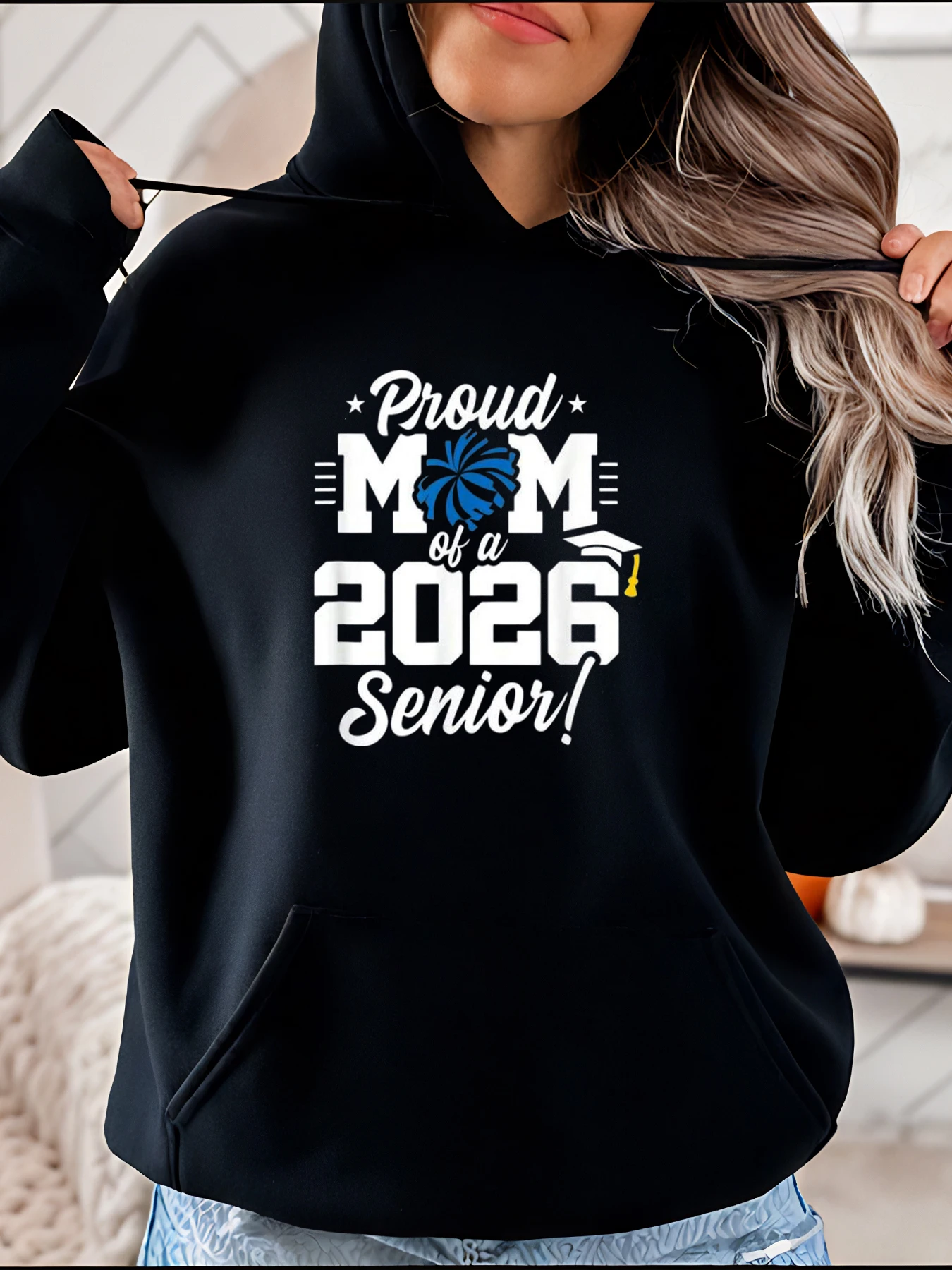 

Толстовка с капюшоном для пожилых людей Proud Mom of a 2026, повседневная толстовка с рисунком, дизайнерская кепка для выпускного, женский модный подарок на день выпускного мамы