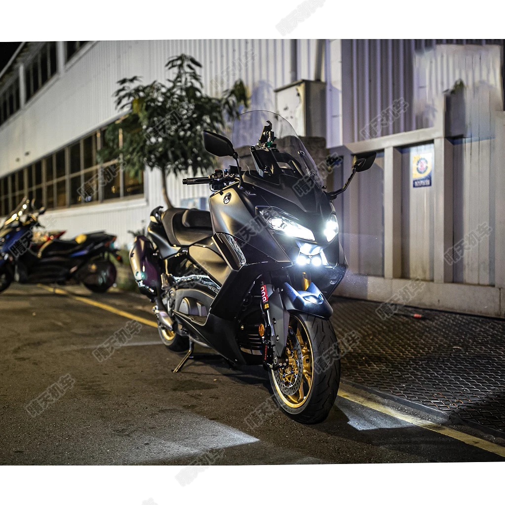 2022 ياماها TMAX560 يمكن مطابقة دعامة مصباح الضباب المعدلة مع أضواء Ant-Man