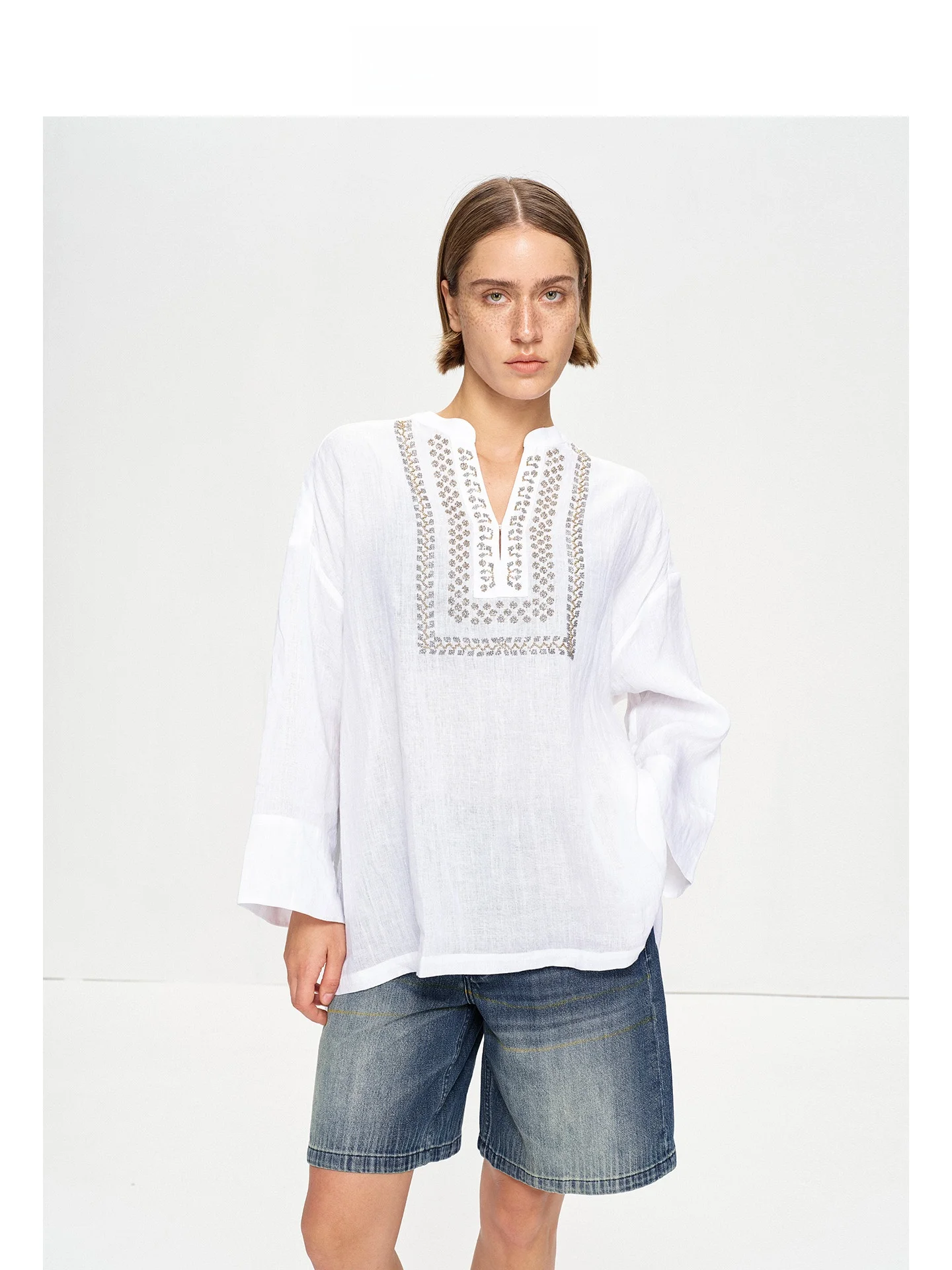 

Льняная блузка ручной работы с вышивкой бисером, свободного кроя, белая, повседневная, дышащая, с V-образным вырезом, женская, летняя, модная, Lin Zhi Qing