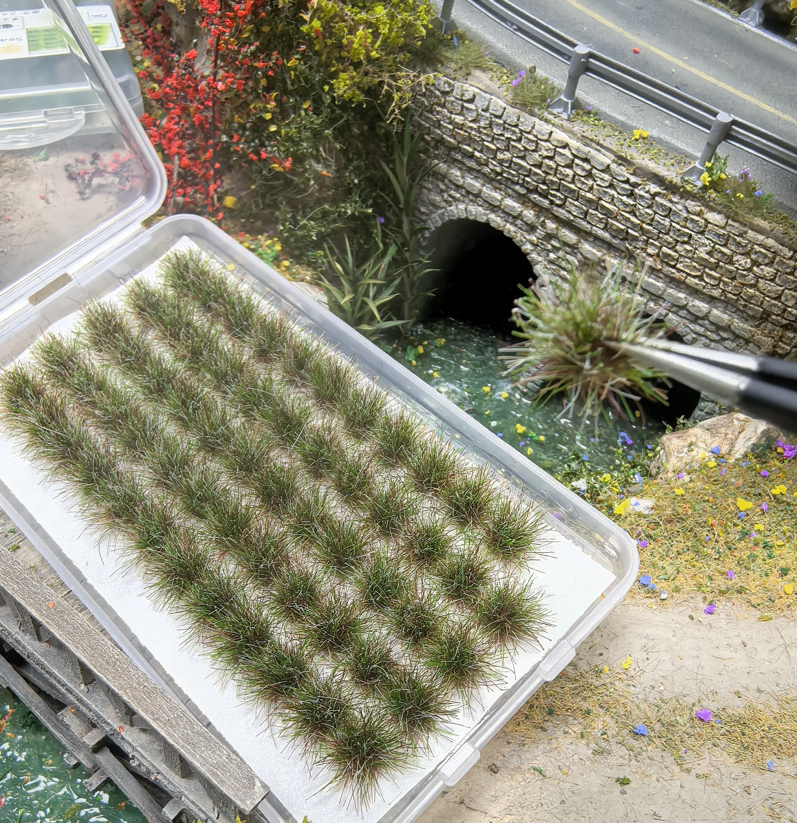 60PCS Miniature Grass Tuft Clusters  for Model Railway Diorama, Train Layout, Car Scene & Miniature Scenery Accessories