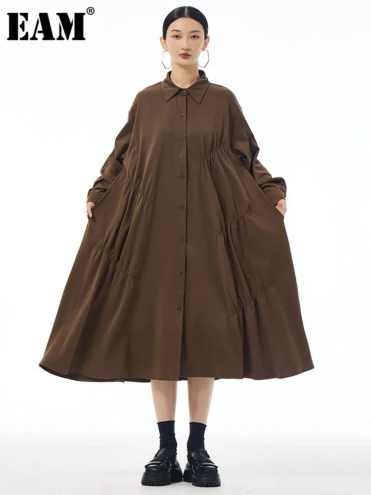 [EAM] Women Coffee Pleated Spliced Big Size Midi Shirt Dress New Lapel Long Sleeve Fashion Tide Spring Autumn 2024 1DH7416