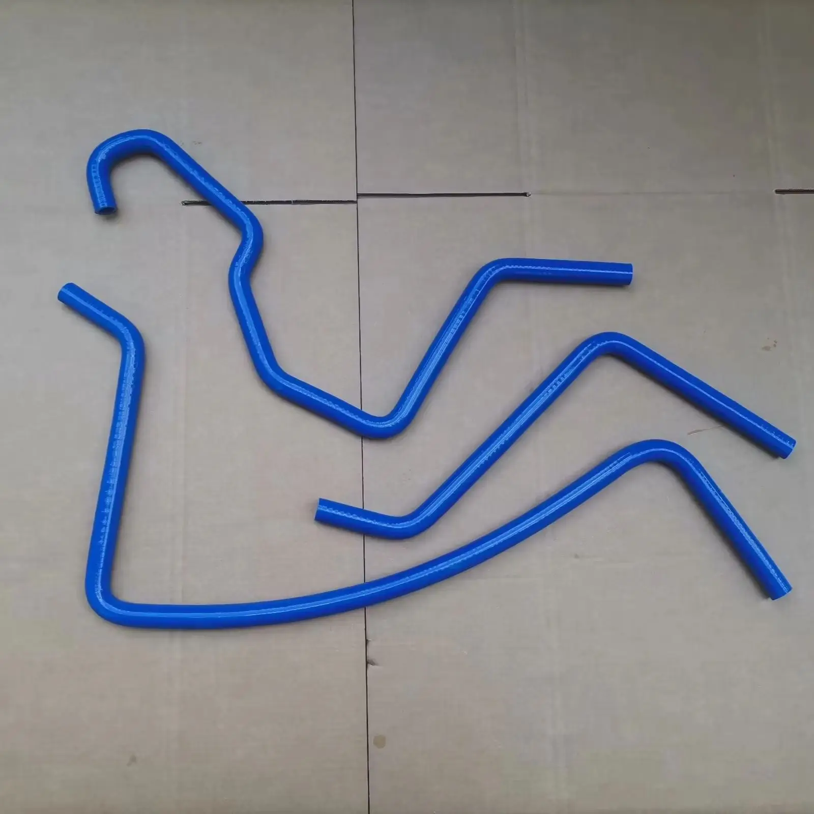 

Для LAND ROVER DEFENDER TD5 2.5 Turbo Diesel 10P 1997-2002 Силиконовый шланг охлаждающей жидкости PIH100051 Шланг необходимо разрезать для фитинга