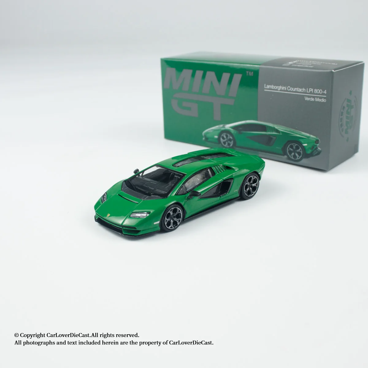 MINIGT 1:64 Countach LPI 800-4 Verde Medio, Modelo de Auto Fundido a Presión